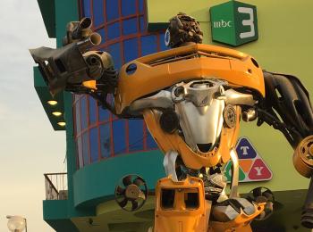 شاب عراقي يجمل معالم مدينته من "الخردة"