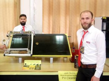 طلاب سوريون يبتكرون روبوتا لتنظيف الخلايا الشمسية