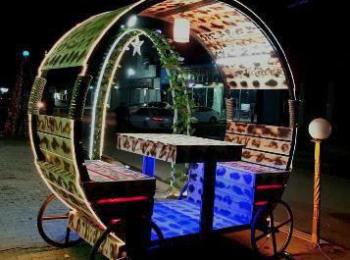 بلمسات فنية وروح شبابية عراقية الواح الخشب وصفائح الحديد تتحول إلى أعمال فنية متميزة 