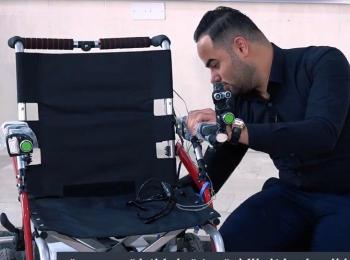 طالب يصنع كرسي متحرك لمن يعانون من شلل الاطراف السفلى والعليا